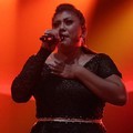 Aksi Regina Ivanova di Konser David Cook