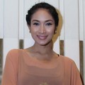 Happy Salma di Konferensi Pers 'Hikmah Puasa Berbagi Buku'