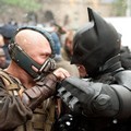 Bane Bertarung Dengan Batman di Film 'The Dark Knight Rises'