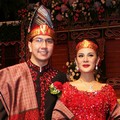 Astrid Tiar dan Gerhard Reinaldi Gelar Resepsi Khas Adat Batak