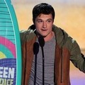 Josh Hutcherson Saat Menerima Penghargaan di Teen Choice Awards 2012