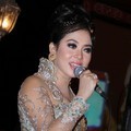 Syahrini Menghibur Tamu di Resepsi Pernikahan Astrid Tiar