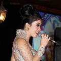 Syahrini Menghibur Tamu di Resepsi Pernikahan Astrid Tiar