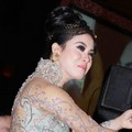 Syahrini Menghibur Tamu di Resepsi Pernikahan Astrid Tiar