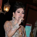 Syahrini Menghibur Tamu di Resepsi Pernikahan Astrid Tiar