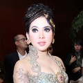 Syahrini Hadir di Resepsi Pernikahan Astrid Tiar