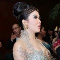 Syahrini Hadir di Resepsi Pernikahan Astrid Tiar