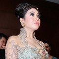 Syahrini Hadir di Resepsi Pernikahan Astrid Tiar