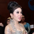 Syahrini Hadir di Resepsi Pernikahan Astrid Tiar