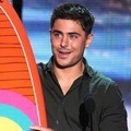 Zac Efron Saat Menerima Penghargaan di Teen Choice Awards 2012