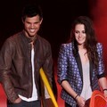 Taylor Lautner dan Kristen Stewart di Teen Choice Awards 2012