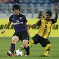 Ryo Miyaichi vs Mohd Bunyamin Umar di Laga Arsenal Lawan Malaysia