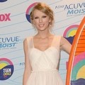 Taylor Swift Menerima Penghargaan di Teen Choice Awards 2012