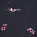 Stuntmant Daniel Craig Terjun Payung di Pembukaan Olimpiade 2012