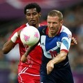 Mohamed Ahmad vs Craig Bellamy di Laga United Arab Emirates Melawan Inggris Raya