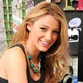 Blake Lively Berpose untuk Promo Iklan Microsoft