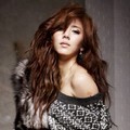 Son Dam Bi Berpose untuk Promo Katalog Fashion H&T