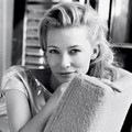 Cate Blanchett Berpose untuk Majalah InStyle