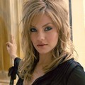 Elisha Cuthbert Berpose untuk Sunday Telegraph