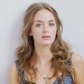 Emily Blunt Berpose untuk Majalah Vogue