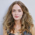 Emily Blunt Berpose untuk Majalah Vogue