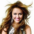 Miley Cyrus Berpose untuk Majalah Glamour