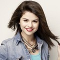 Selena Gomez Berpose untuk Majalah Seventeen