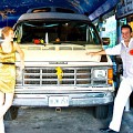 Alex Pelling dan Lisa Grant Bersama Mobil Van Mereka, 'Peggy'