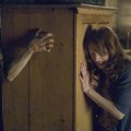 Dana Mencoba Mempertahankan Diri Dari Serangan Hantu