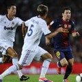 Lionel Messi Dikepung Oleh Pemain Real Madrid di Laga El Clasico Supercopa 2012-2013