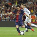Lionel Messi Menendang Bola ke Arah Gawang