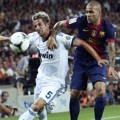 Fabio Coentrao Berduel Memperebutkan Bola Dengan Daniel Alves