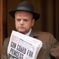 Toby Jones Sebagai Arthur Jacobs