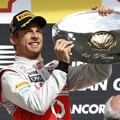 Jenson Button Membawa Trofi Kemenangan