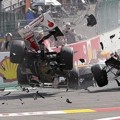 Lewis Hamilton (kanan) dan Fernando Alonso (kiri) Bertabrakan di Tikungan Pertama