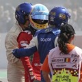 Fernando Alonso Dibantu Oleh Tim Medis Setelah Kecelakaan