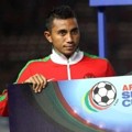 Firman Utina Saat Mendapat Hadiah Sebagai Pemain Terbaik di Ajang AFF Suzuki Cup 2010