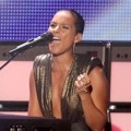 Alicia Keys Tampil Menyanyi di Panggung MTV VMAs 2012