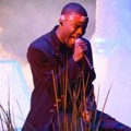 Frank Ocean Tampil Menyanyi di Panggung MTV VMAs 2012