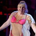 Rebel Wilson Tampil Dengan Menggunakan Kaos Bergambar Bikini