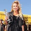 Demi Lovato Pamerkan Trofi MTV VMAs 2012
