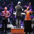 Penampilan Sandhy Sondoro dan Dira Sugandi di 'Pergelaran Multimedia Tembang Harmoni'