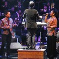 Penampilan Sandhy Sondoro dan Dira Sugandi di 'Pergelaran Multimedia Tembang Harmoni'