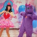 Katy Perry Menari Bersama Badut Lucu