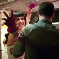 Aksi Katy Perry Saat di Belakang Panggung