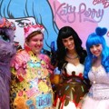 Katy Perry Berfoto Dengan Fans