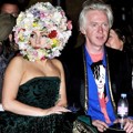 Lady GaGa Bersama Perancang Busana Philip Treacy