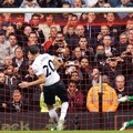 Tendangan Robin van Persie Berbuah Gol Untuk Manchester United