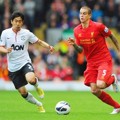 Shinji Kagawa Berusaha Merebut Bola Dari Daniel Agger