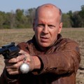 Aksi Bruce Willis Menggunakan Senapan di Film 'Looper'